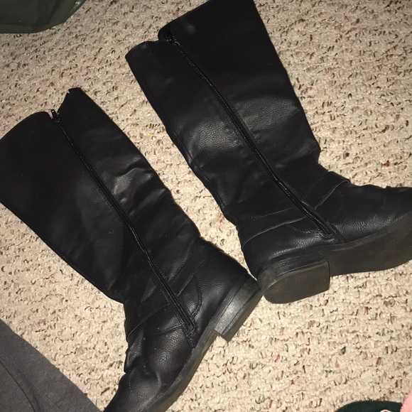 Tall black leather boots - Picture 2 of 3